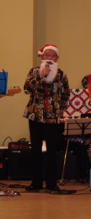 ドレスコードはどこかにクリスマスらしさを入れることだったのですが・・・ひげと帽子のこの人は誰？？？