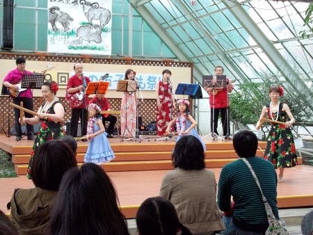 2曲目はケイキも参加の「カイマナヒラ」